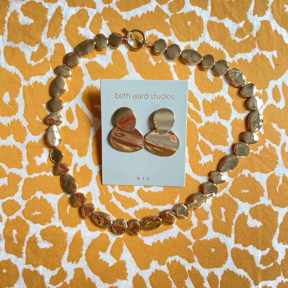 Gold Earrings and necklace pebble set